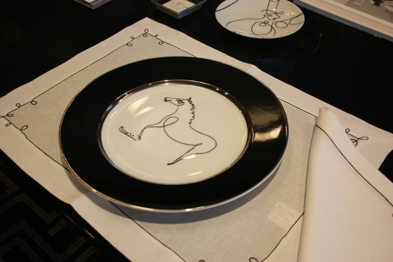 Assiette porcelaine cheval service de table noir paris parisien picasso scenographie sofitel paris marc de ladoucette