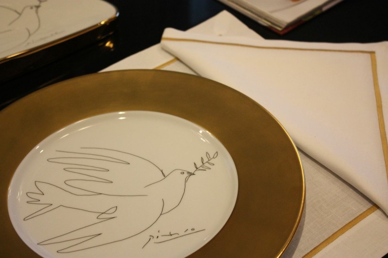 Assiette porcelaine colombe service de table or doré paris parisien picasso scenographie sofitel paris marc de ladoucette